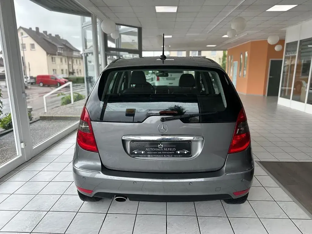 Gebraucht Mercedes A180 116 PS (85 kW) 2010 Grau Limousine