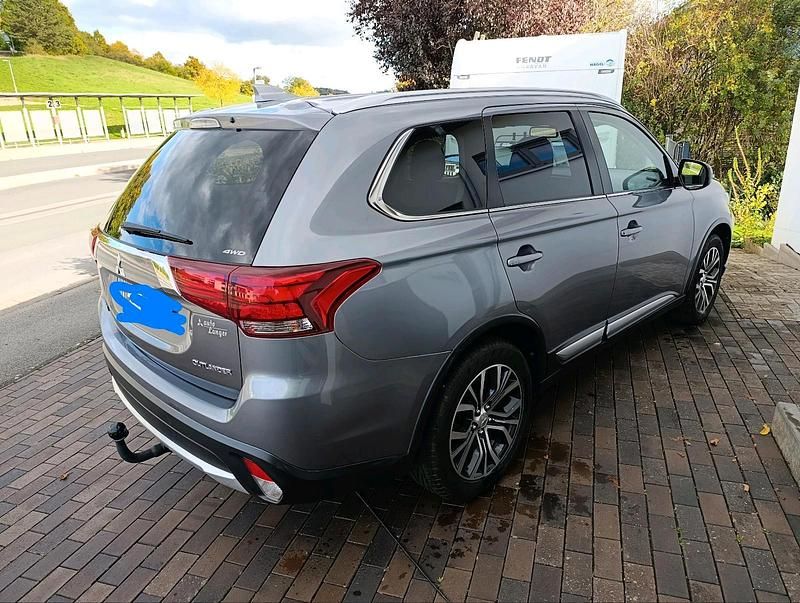 Grau Gebraucht 2018 Mitsubishi Outlander Edition SUV | 17.900 € (Fairer Preis) - Bild 1/4