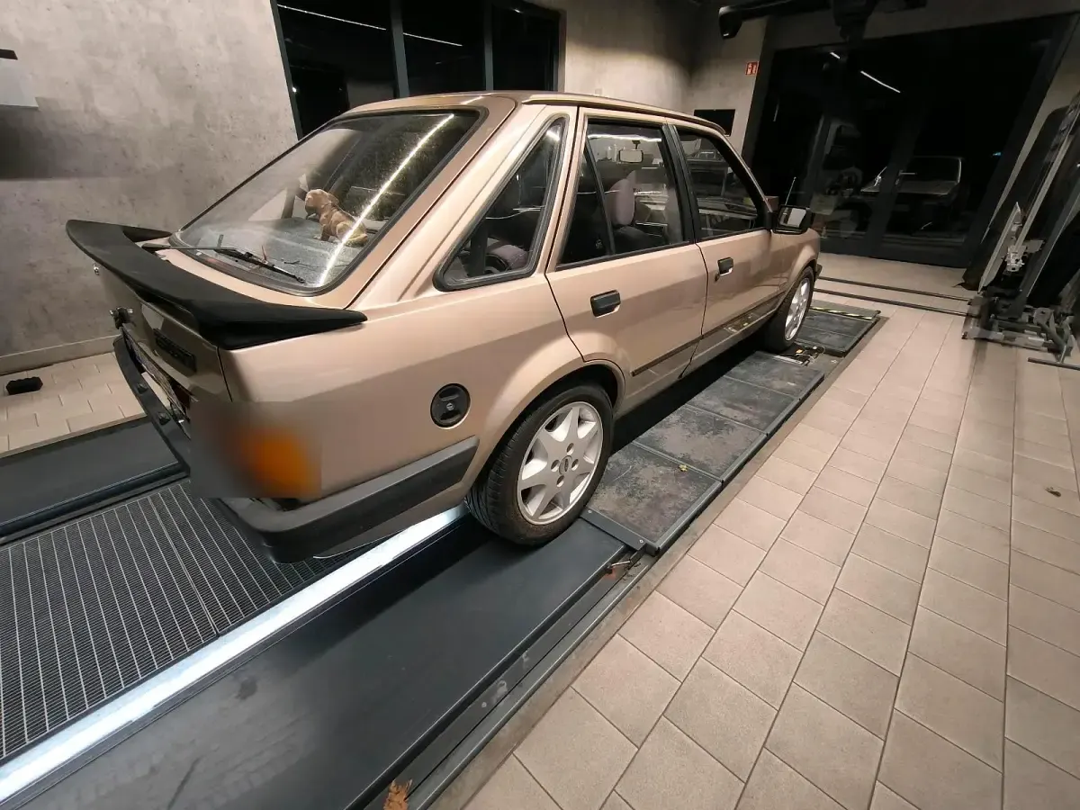 Używany Ford Escort RS 69 KM (50 kW) 1984 Złoty Sedan/Limuzyna