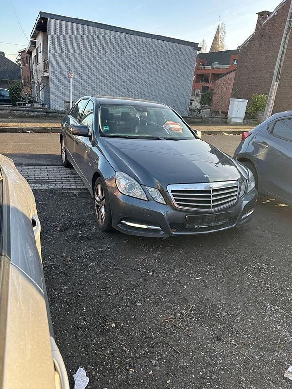 Grau Gebraucht 2012 Mercedes E220 Limousine | 6.500 € (Superpreis) - Bild 1/4