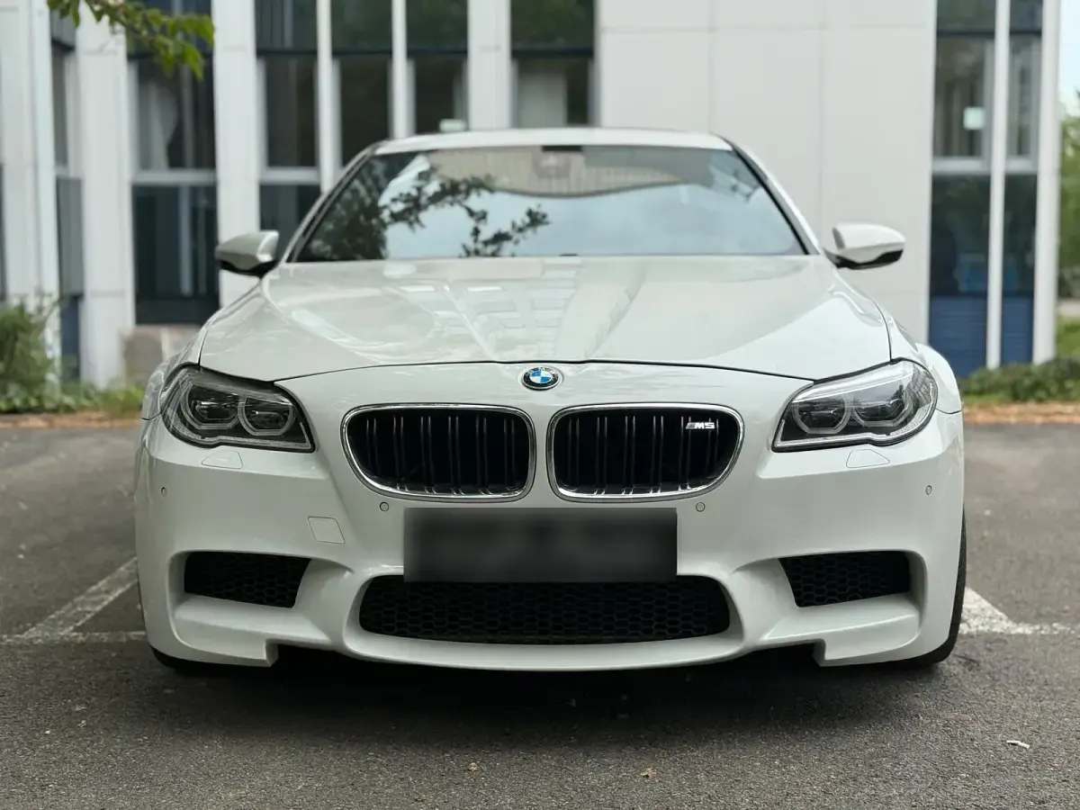 Używany BMW M5 560 KM (411 kW) 2015 Biały Sedan/Limuzyna