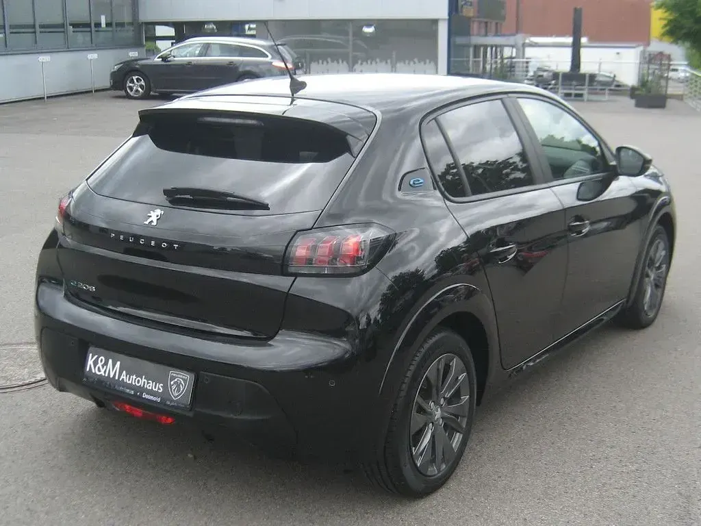 Gebraucht Peugeot e-208 Active 100 kW (136 PS) 2022 Schwarz Kleinwagen