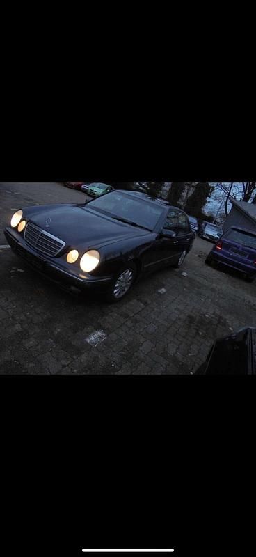 Schwarz Gebraucht 2001 Mercedes E220 Limousine | 6.800 € - Bild 1/4