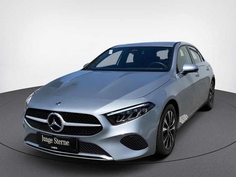 Gebraucht Mercedes A180 116 PS (85 kW) 2024 Silber Limousine