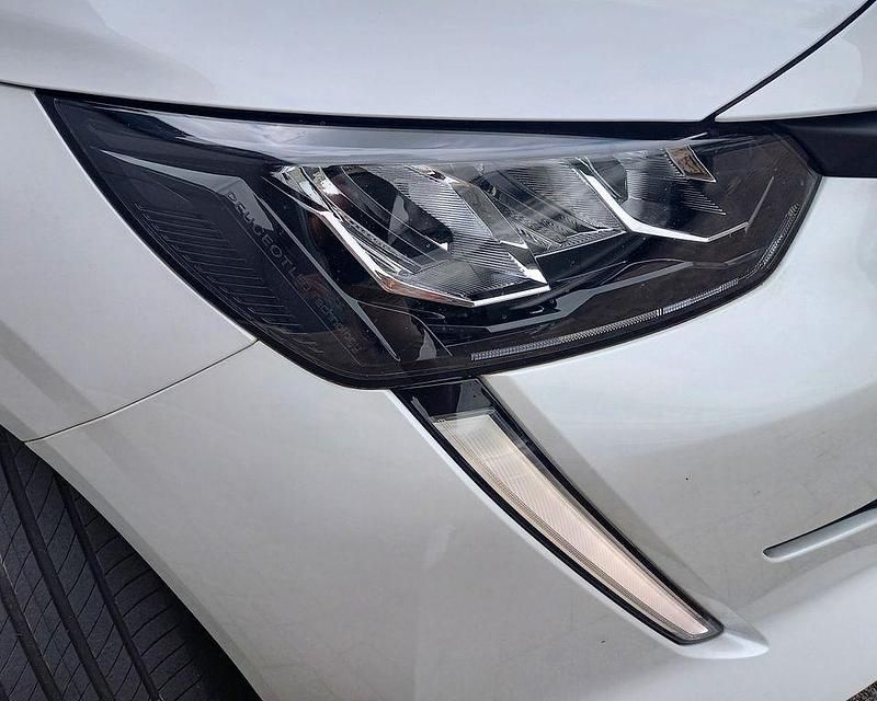Gebraucht Peugeot 208 Allure 102 PS (75 kW) 2021 Weiß Kleinwagen