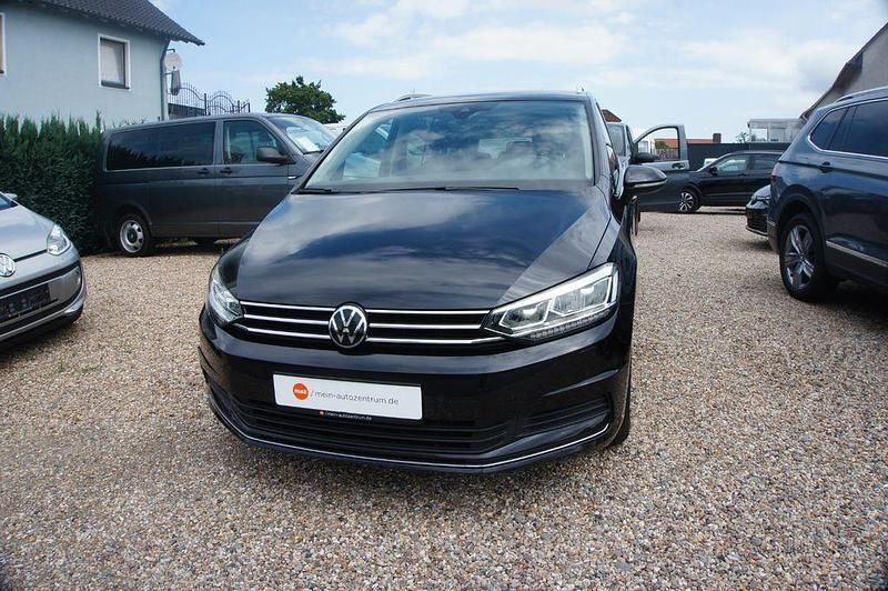 Deep black Gebraucht 2021 VW Touran Active Van / Kleinbus | 16.899 € (Guter Preis) - Bild 1/4