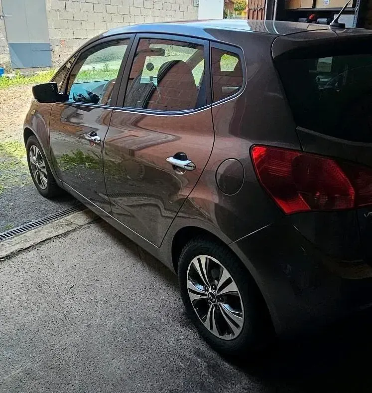 Gebraucht Kia Venga 90 PS (66 kW) 2015 Braun Kleinwagen