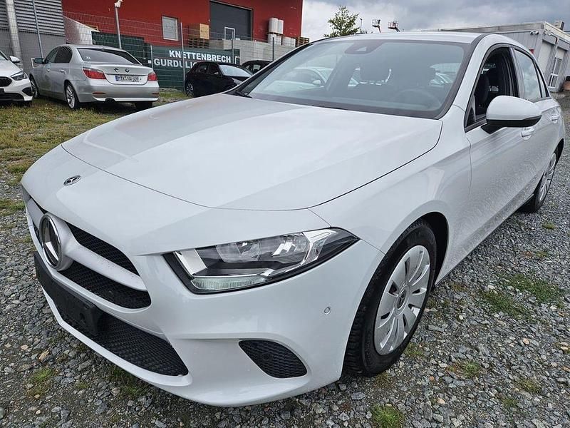 Weiß Gebraucht 2021 Mercedes A160 Edition Limousine | 16.541 € (Superpreis) - Bild 1/4
