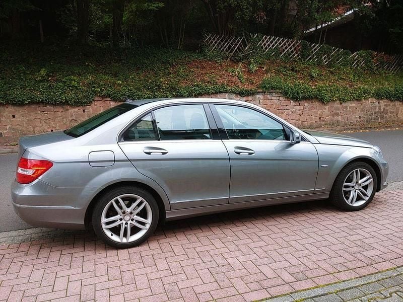 Grau Gebraucht 2011 Mercedes C180 Avantgarde Limousine | 6.900 € (Superpreis) - Bild 1/4