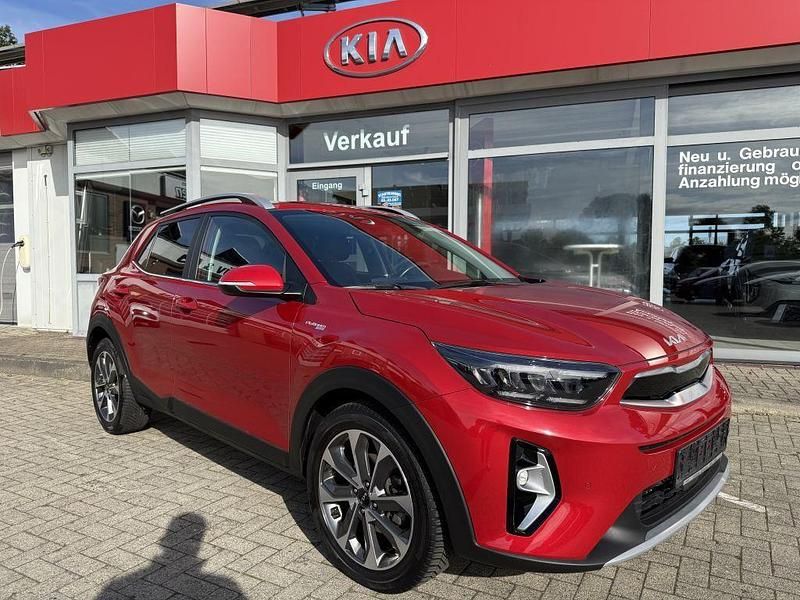 (beg) signal red m Gebraucht 2022 Kia Stonic Platinum SUV | 19.990 € (Fairer Preis) - Bild 1/4