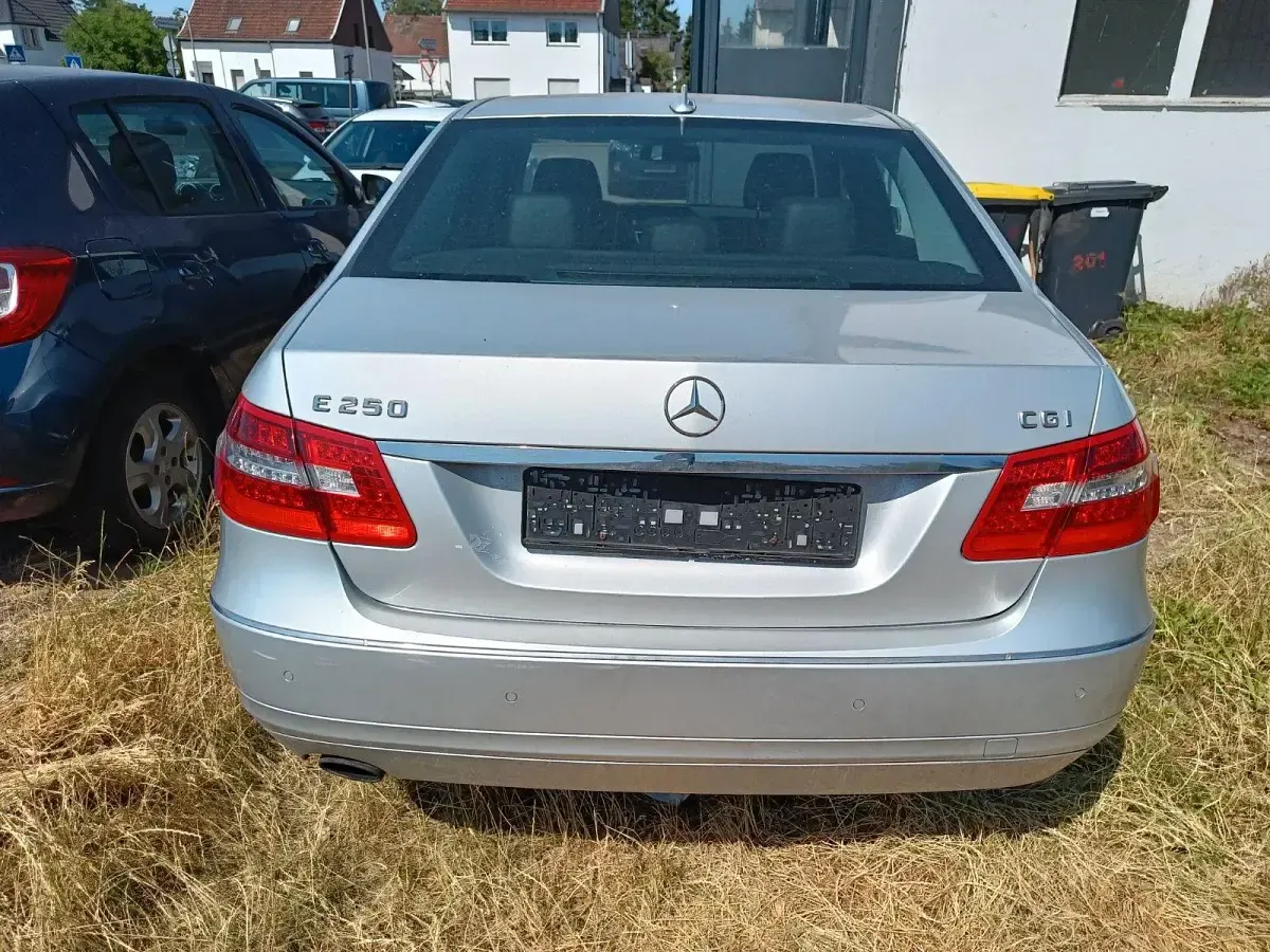 Gebraucht Mercedes E250 204 PS (150 kW) 2010 Silber Limousine