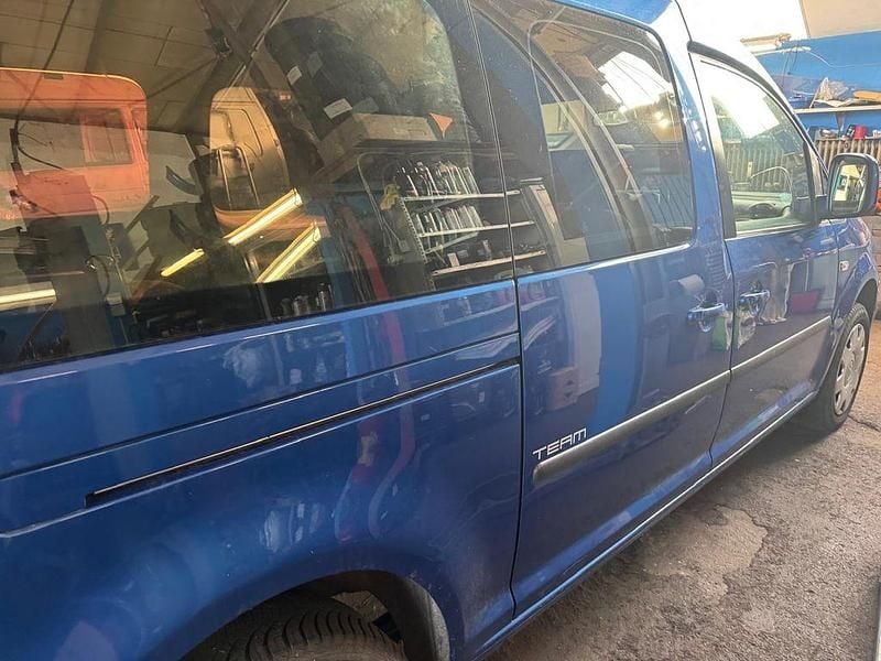 Używany VW Caddy Maxi 105 KM (77 kW) 2010 Niebieski Minivan