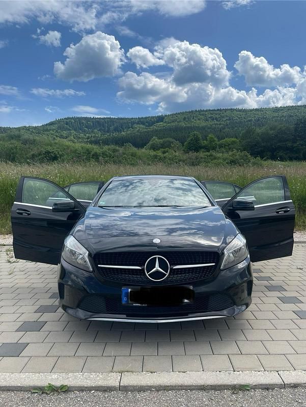 Schwarz Gebraucht 2015 Mercedes A180 Limousine | 10.200 € (Fairer Preis) - Bild 1/4