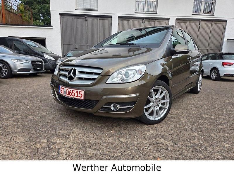 Braun Gebraucht 2011 Mercedes B200 Van / Kleinbus | 5.950 € (Fairer Preis) - Bild 1/4
