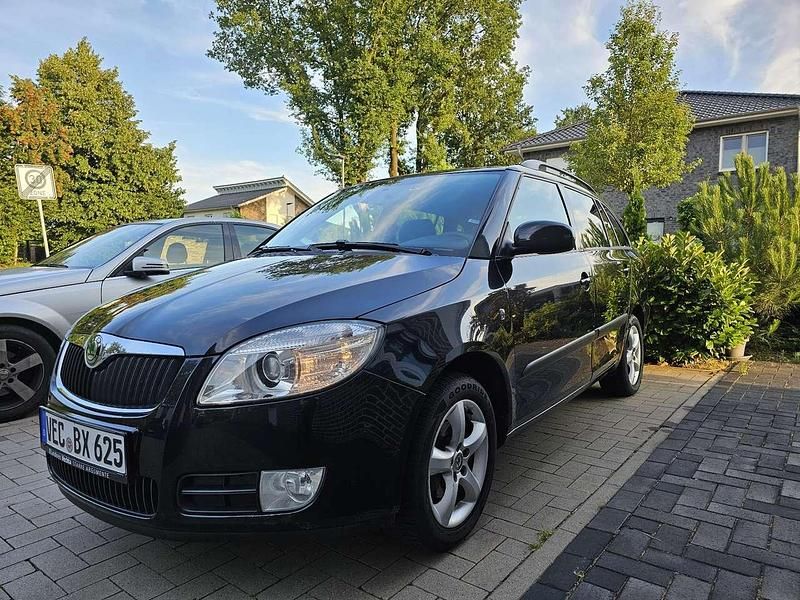 Schwarz Gebraucht 2010 Skoda Fabia Cool Edition Kombi | 2.300 € - Bild 1/4