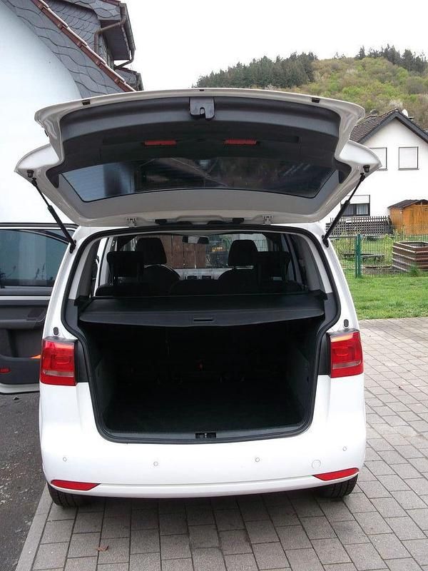 Second-hand VW Touran Trendline 105 CP (77 kW) 2011 Alb Monovolum