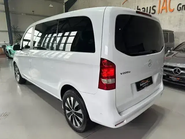 Gebraucht Mercedes V220 163 PS (119 kW) 2022 Weiß Van / Kleinbus