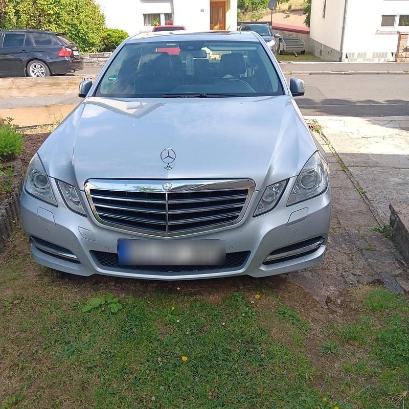Silber Gebraucht 2012 Mercedes E220 Avantgarde Limousine | 9.950 € - Bild 1/4