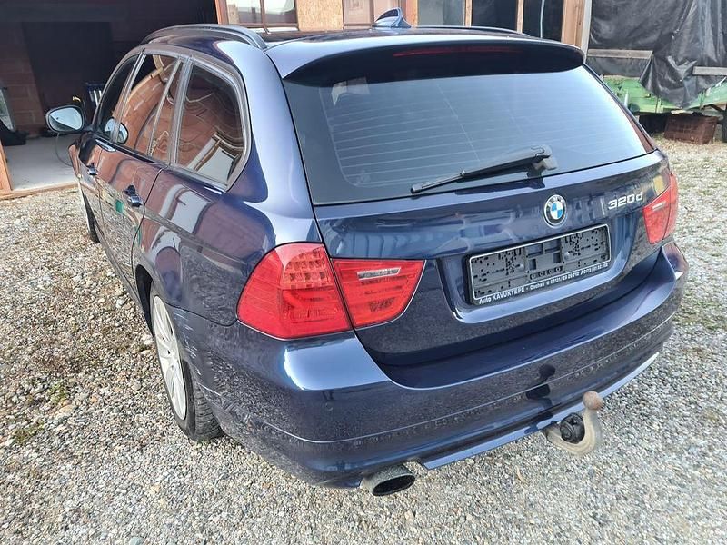 Gebraucht BMW 320 184 PS (135 kW) 2011 Blau Kombi