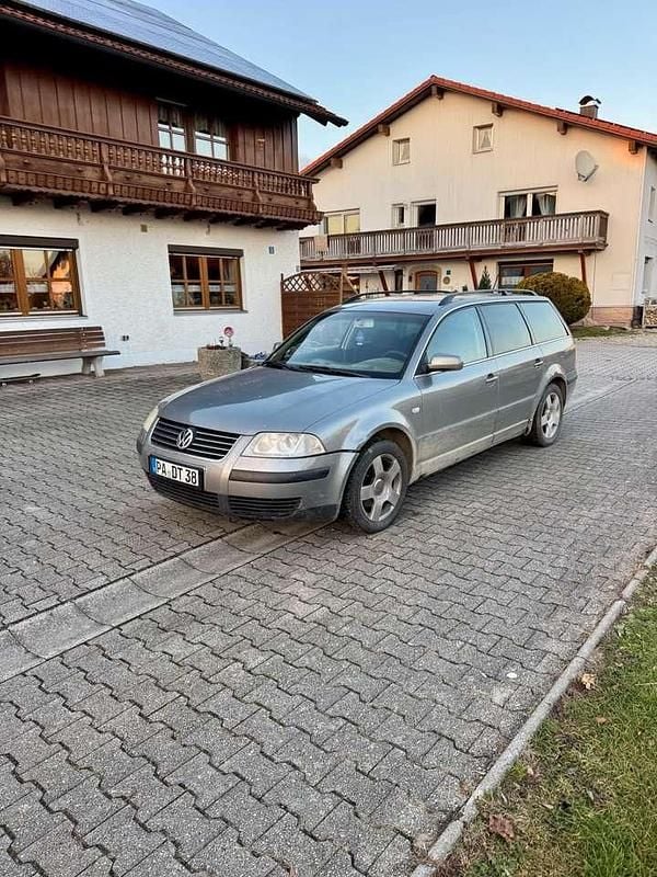Schwarz Gebraucht 2002 VW Passat Trendline Kombi | 1.850 € (Guter Preis) - Bild 1/4