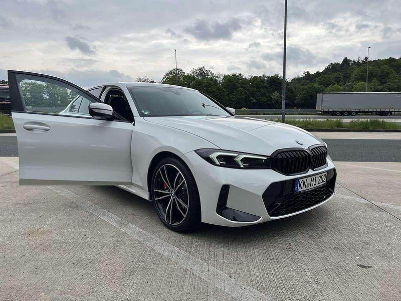 Weiß Gebraucht 2023 BMW 330 M Sport Limousine | 51.700 € (Fairer Preis) - Bild 1/4