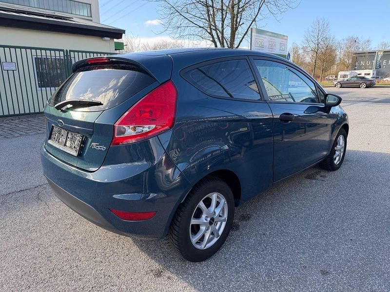 Gebraucht Ford Fiesta Ambiente 60 PS (44 kW) 2009 Rot Kleinwagen