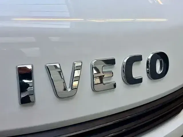 Second-hand Iveco Daily 156 CP (114 kW) 2017 Alb Monovolum