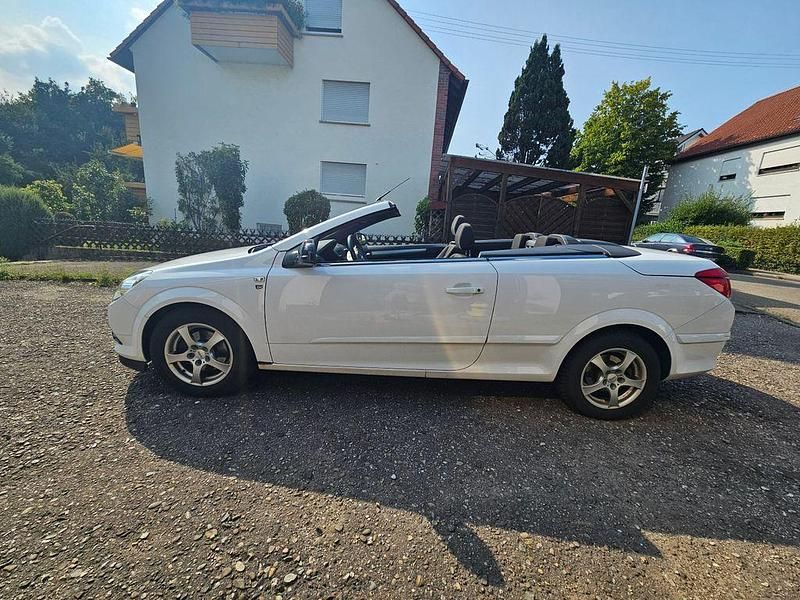 Weiß Gebraucht 2010 Opel Astra Cabriolet Edition Cabrio | 1.450 € (Fairer Preis) - Bild 1/4