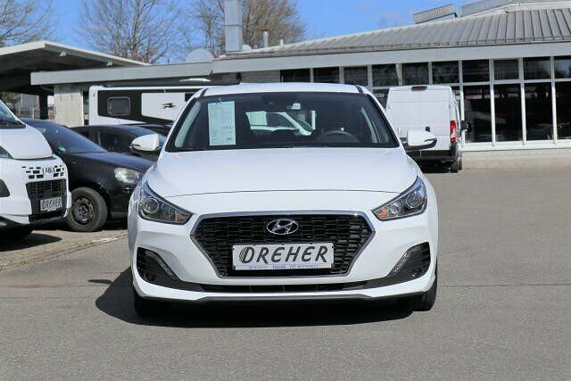 Gebraucht Hyundai i30 Select 120 PS (88 kW) 2020 Polar white Limousine