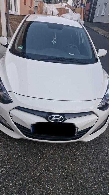 Weiß Gebraucht 2012 Hyundai i30 Classic Limousine | 5.000 € (Guter Preis) - Bild 1/4