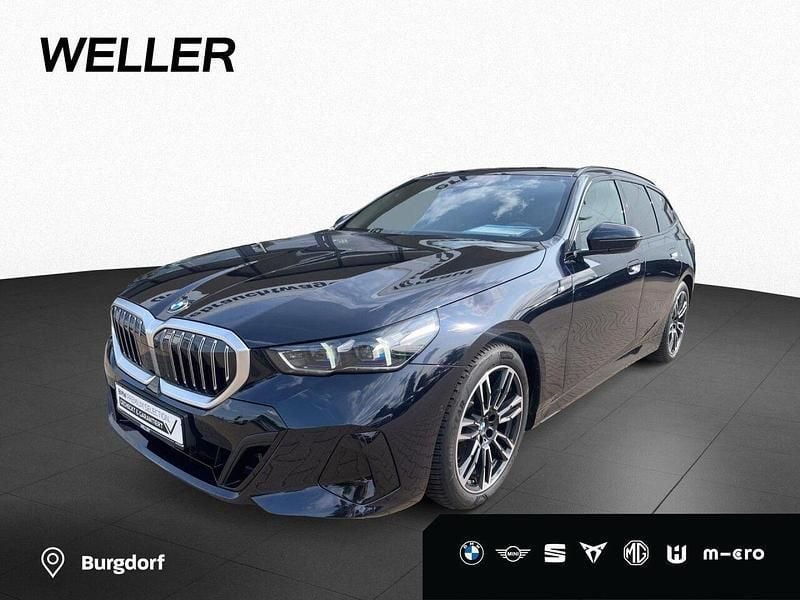 Carbonschwarz (schwarz) Gebraucht 2024 BMW 520 M Sport Kombi | 49.950 € (Superpreis) - Bild 1/4