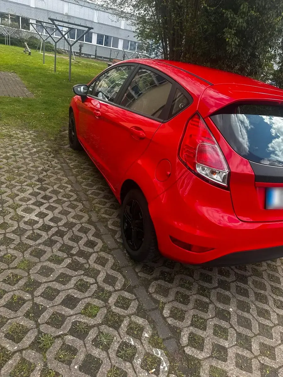 Gebraucht Ford Fiesta 95 PS (69 kW) 2011 Rot Kleinwagen