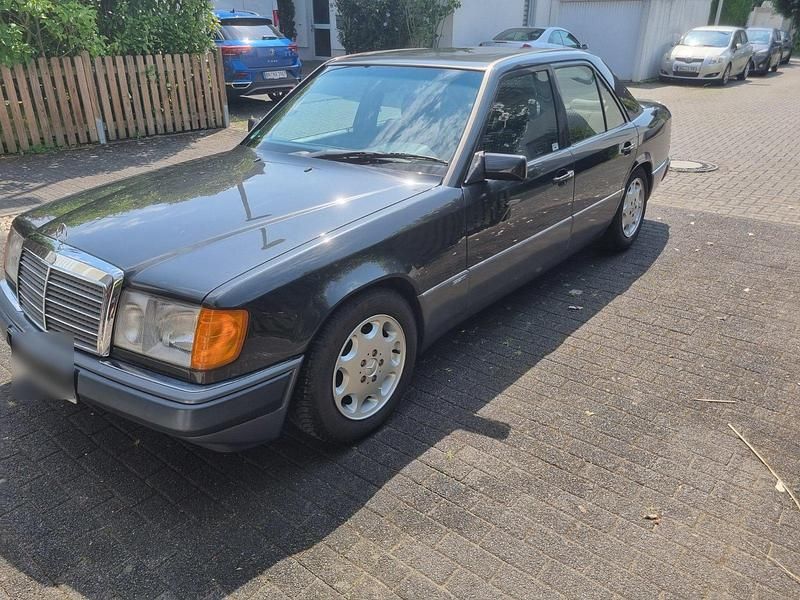 Gebraucht 1993 Mercedes E220 Limousine | 6.400 € - Bild 1/4