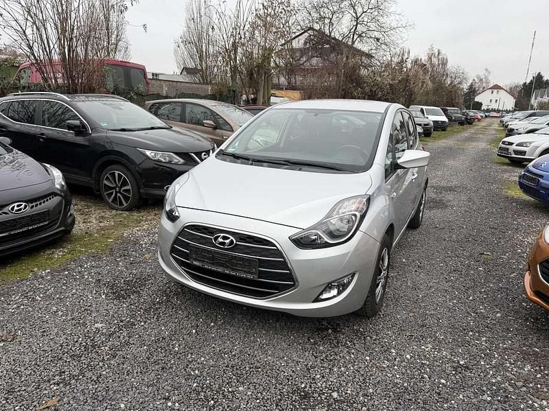 Platinum silver / met Gebraucht 2016 Hyundai ix20 Passion Kleinwagen | 4.999 € (Guter Preis) - Bild 1/4