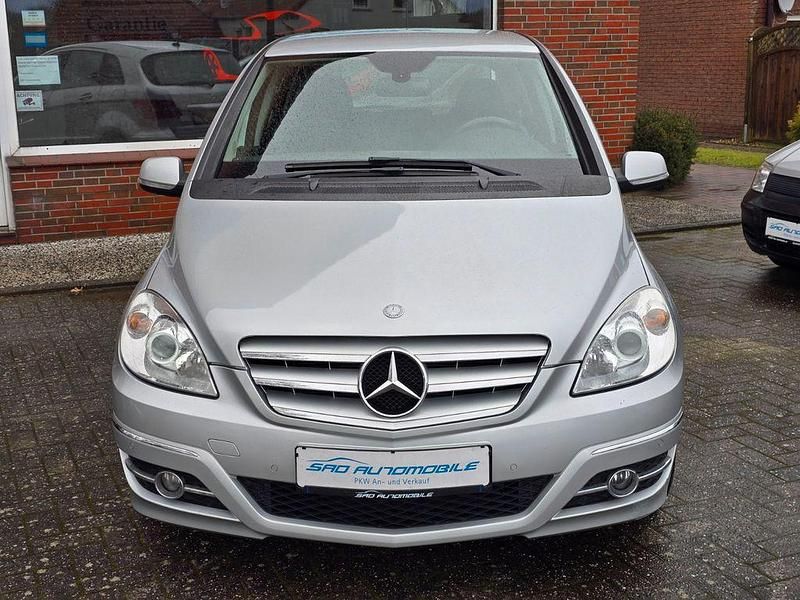 Gebraucht Mercedes B180 116 PS (85 kW) 2011 Silber Van / Kleinbus