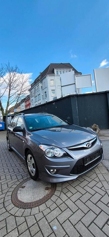 Gebraucht Hyundai i30 110 PS (80 kW) 2012 Grau Kombi