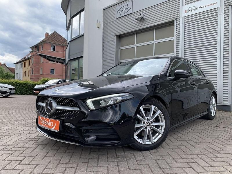 Nachtschwarz unilack Gebraucht 2019 Mercedes A200 AMG line Limousine | 21.940 € (Fairer Preis) - Bild 1/4