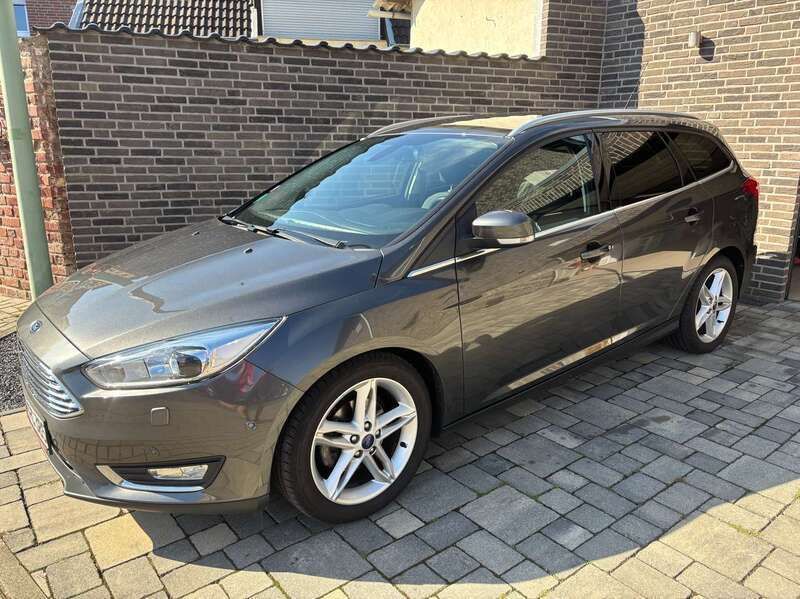 Grau Gebraucht 2016 Ford Focus Kombi | 10.499 € (Fairer Preis) - Bild 1/4
