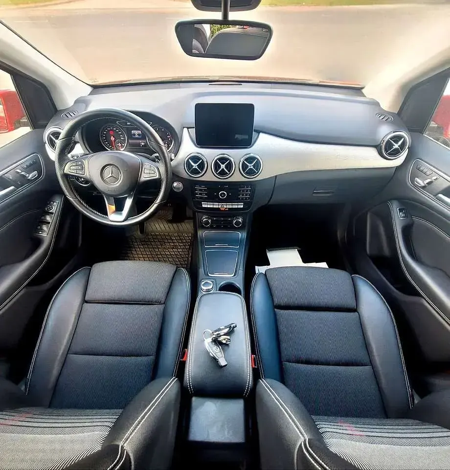 Gebraucht Mercedes B180 Style 122 PS (89 kW) 2018 Jupiterrot uni Van / Kleinbus