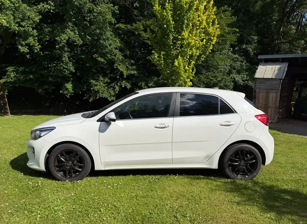 Gebraucht Kia Rio Spirit 90 PS (66 kW) 2017 Weiß Limousine