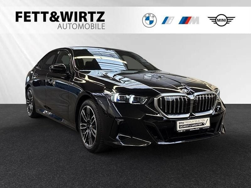 Black sapphire metallic Gebraucht 2024 BMW 520 Comfort Edition Limousine | 51.990 € (Fairer Preis) - Bild 1/3