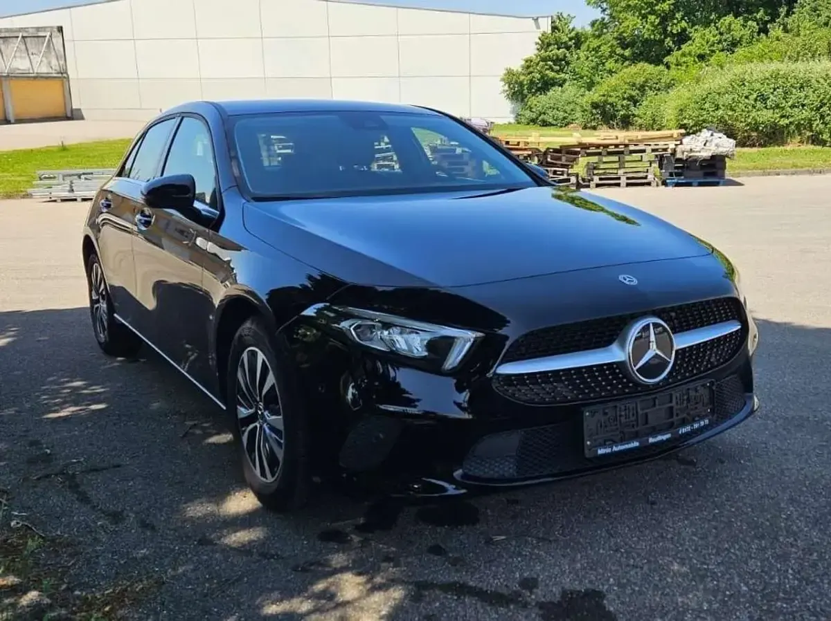 Gebraucht Mercedes A180 136 PS (100 kW) 2021 Nachtschwarz  unilack Kleinwagen