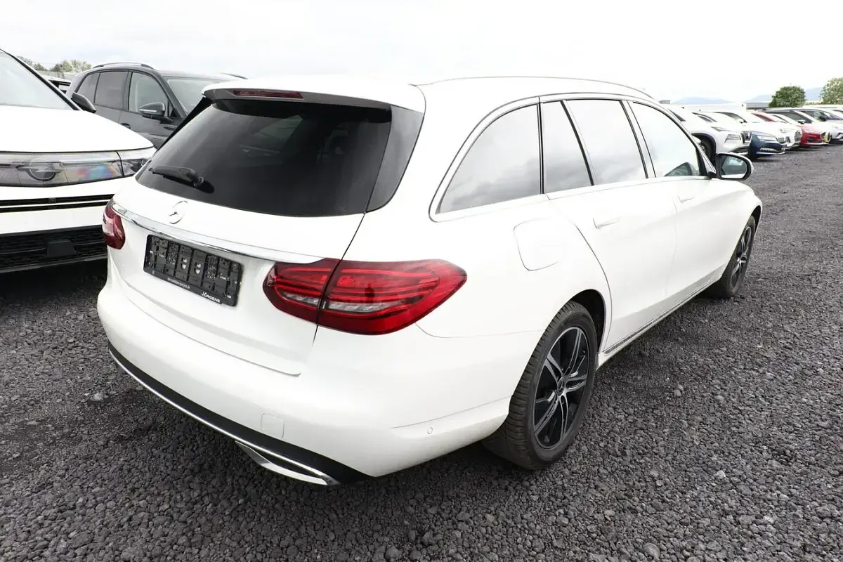Gebraucht Mercedes C200 Avantgarde 160 PS (117 kW) 2021 Polarweiß