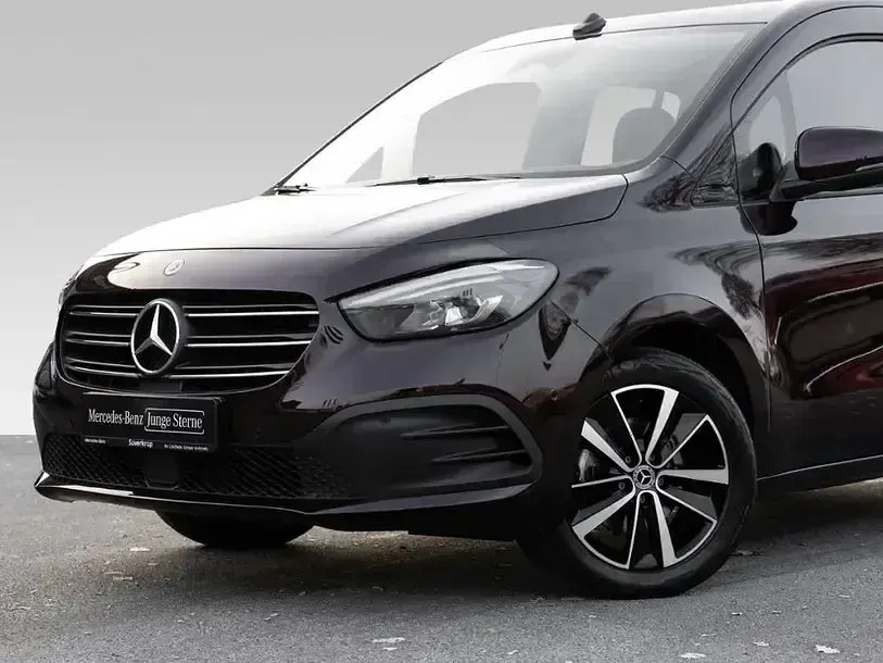 Gebraucht Mercedes T180 116 PS (85 kW) 2024 Rot Van / Kleinbus