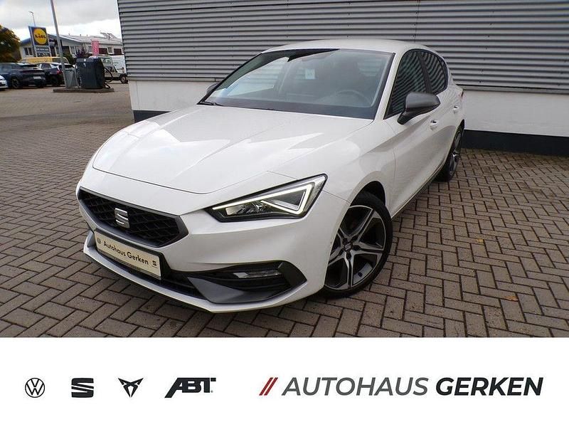 Weiß Gebraucht 2022 Seat Leon FR Limousine | 23.890 € (Etwas zu teuer) - Bild 1/4