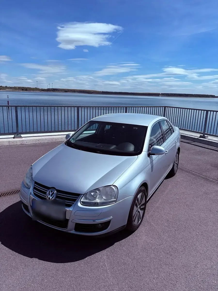 Używany VW Jetta 116 KM (85 kW) 2005 Srebrny Sedan/Limuzyna