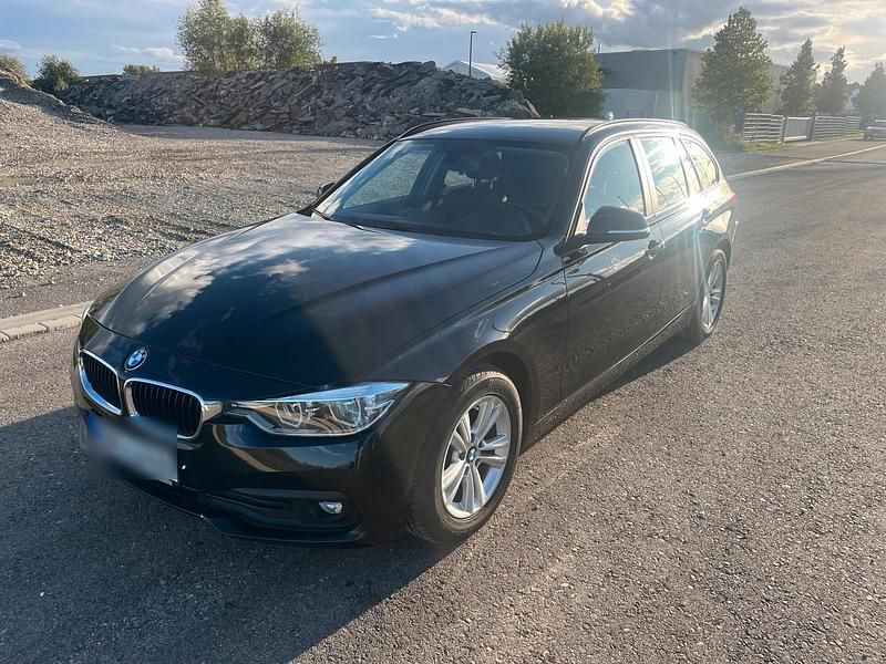 Schwarz Gebraucht 2019 BMW 320 Kombi | 16.900 € (Guter Preis) - Bild 1/4