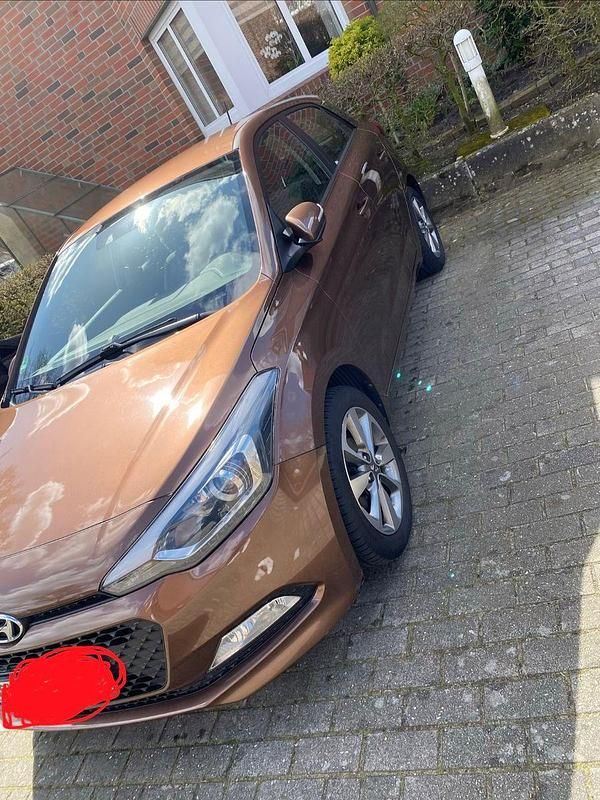 Braun Gebraucht 2015 Hyundai i20 Classic Kleinwagen | 4.900 € (Fairer Preis) - Bild 1/4