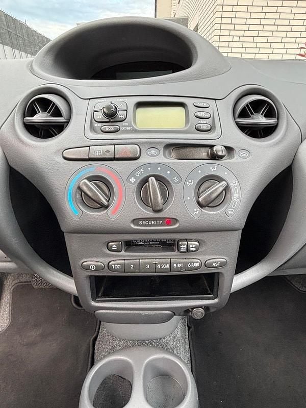 Gebraucht Toyota Yaris 68 PS (50 kW) 2001 Silber Kleinwagen