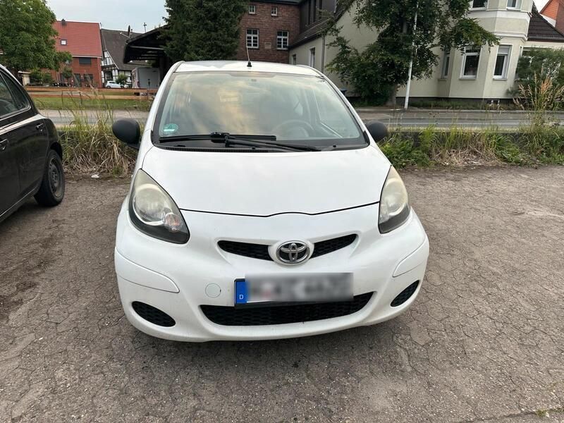 Weiß Gebraucht 2009 Toyota Aygo Kleinwagen | 450 € - Bild 1/4